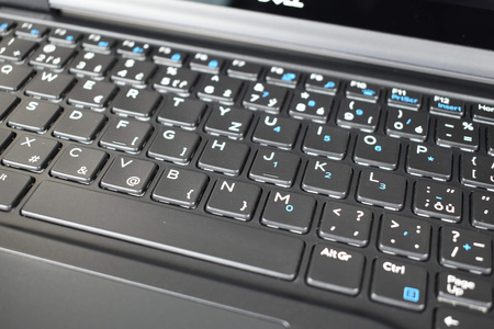 Dell Latitude 7390 2-in-1 13.3" i7-8650U 16 GB 256 GB Touch FHD | Windows 11 Pro | Economy Class Laptop