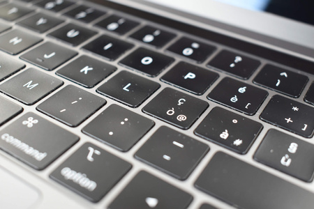 [OUTLET] Apple MacBook Pro A2159 13.3" i5-8257U 16 GB 256 GB  Retina Mac OS Klasa Supreme